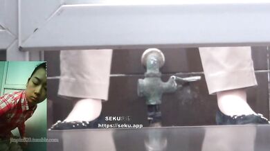 大神潜入校园女厕暗藏摄像头近距离偷拍多位学妹的各种鲍鱼 (1)